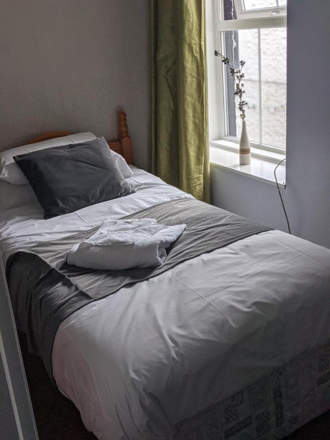 Crown Hotel Langholm Стая снимка
